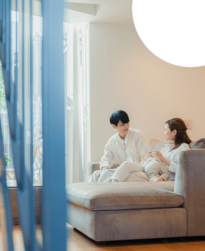 カップルがゆっくり家で過ごす写真
